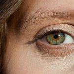 Yeux verts marron