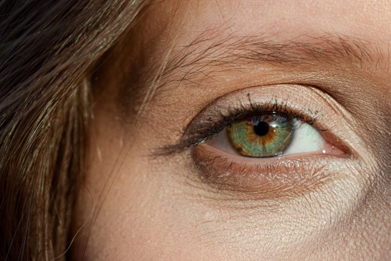 Yeux verts marron